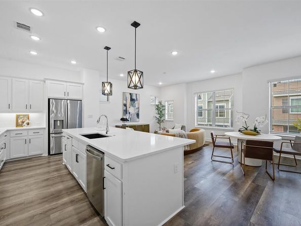 1047  Manacor Lane , Dallas Texas 75212