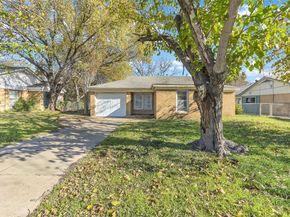 908  Yale Street , River Oaks Texas 76114
