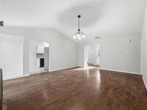 425  Country View Lane , Garland Texas 75043