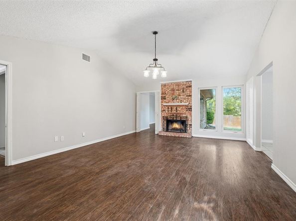 425  Country View Lane , Garland Texas 75043