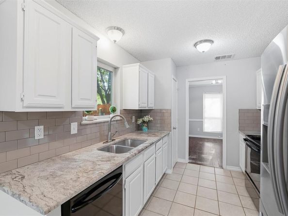 425  Country View Lane , Garland Texas 75043