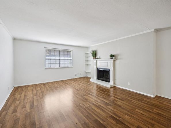 1401  Forest Edge Drive  21, Arlington Texas 76013