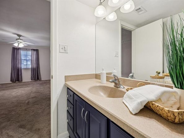 1401  Forest Edge Drive  21, Arlington Texas 76013