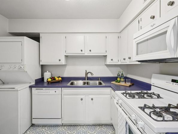 1401  Forest Edge Drive  21, Arlington Texas 76013
