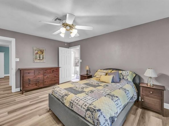 604  Harbor Circle , Azle Texas 76020