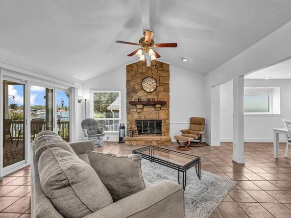 604  Harbor Circle , Azle Texas 76020