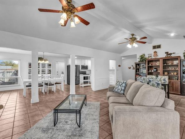 604  Harbor Circle , Azle Texas 76020