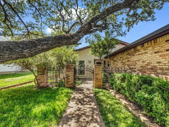 604  Harbor Circle , Azle Texas 76020