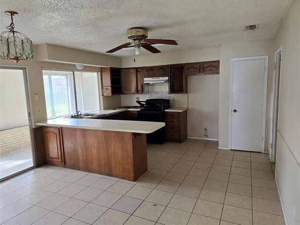934  Meadowdale Circle , Garland Texas 75043