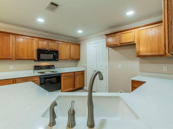 804  Beechcraft Avenue , Grand Prairie Texas 75051