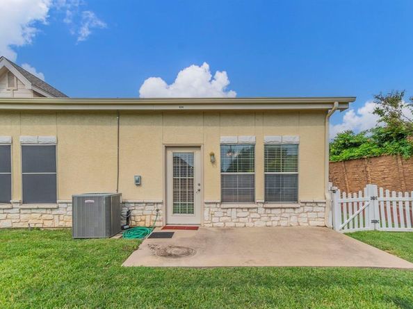 804  Beechcraft Avenue , Grand Prairie Texas 75051