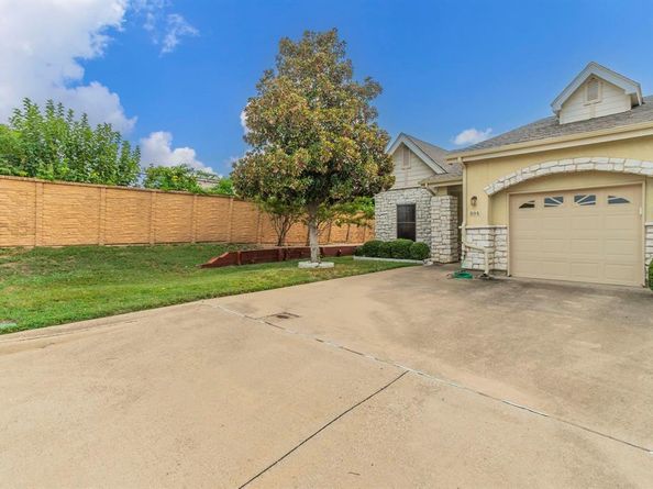 804  Beechcraft Avenue , Grand Prairie Texas 75051