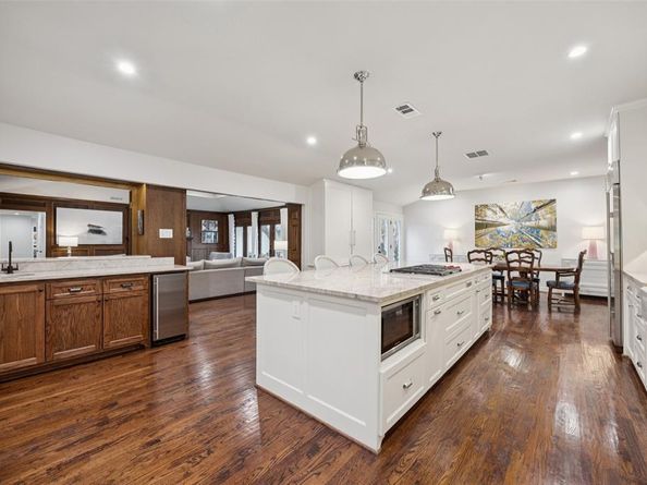 7042  Prestonshire Lane , Dallas Texas 75225