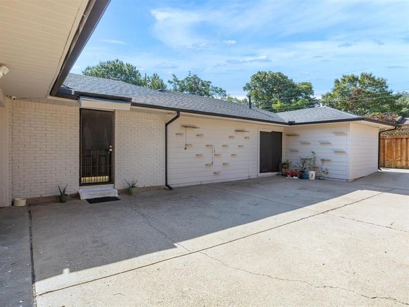 1318  Brook Valley Lane , Dallas Texas 75232