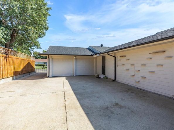 1318  Brook Valley Lane , Dallas Texas 75232