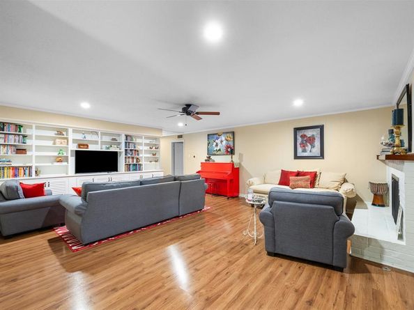 1318  Brook Valley Lane , Dallas Texas 75232