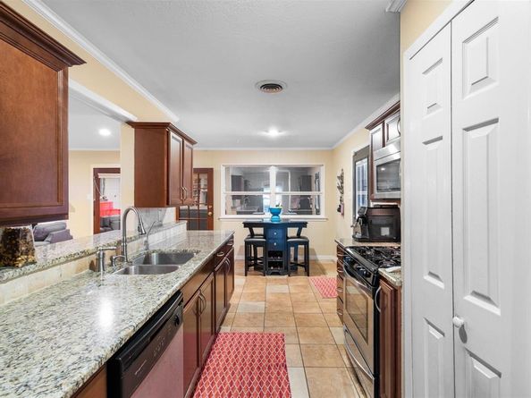 1318  Brook Valley Lane , Dallas Texas 75232