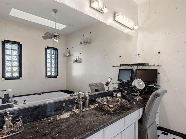 1604  Banbury Lane , Carrollton Texas 75006