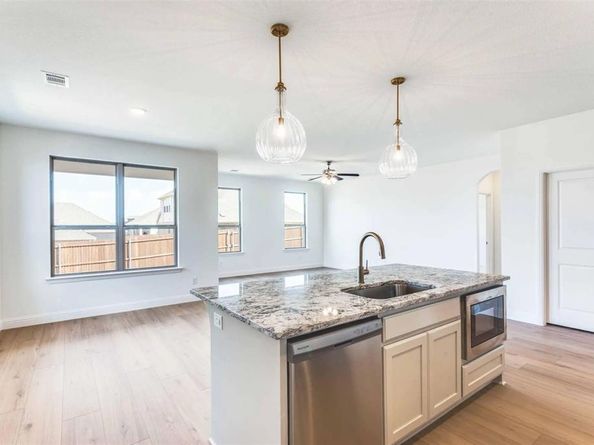 533  Hillcrest Circle , Justin Texas 76247