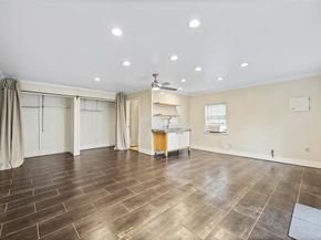 2422  Loving Avenue , Dallas Texas 75214