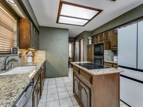 320  Blue Quail Court , Bedford Texas 76021