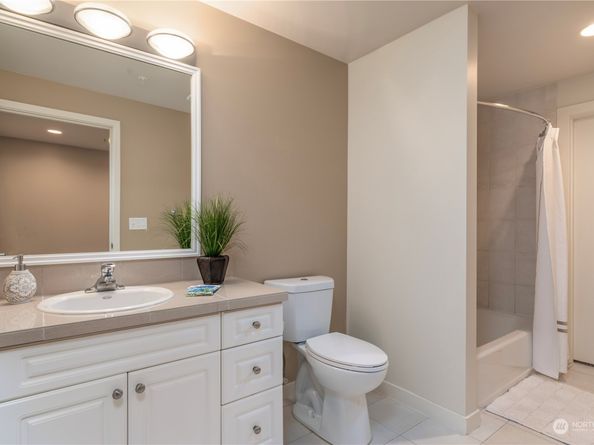 321 10th Avenue S 616, Seattle WA 98104