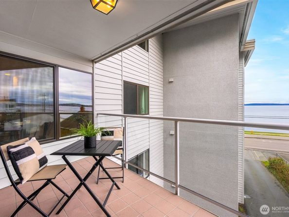 2104 Alki Avenue SW 305, Seattle WA 98116