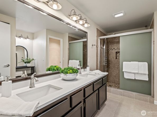 10244 NE 138th Place B1, Kirkland WA 98034