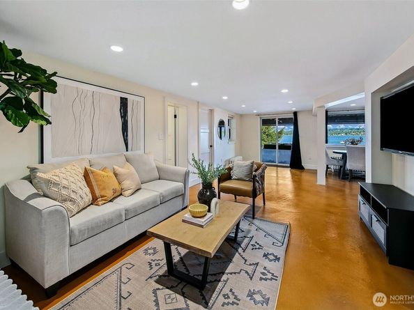 4216 55th Avenue NE, Seattle WA 98105