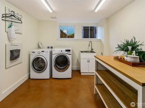 4216 55th Avenue NE, Seattle WA 98105
