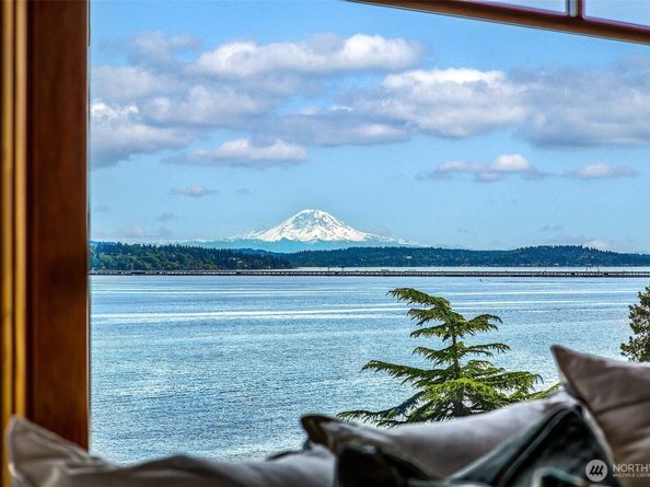 4216 55th Avenue NE, Seattle WA 98105