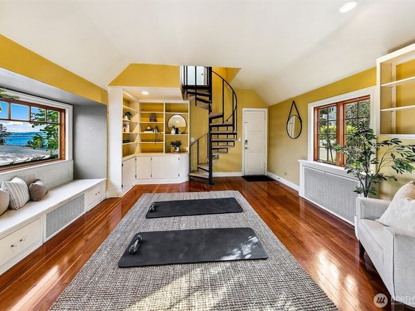 4216 55th Avenue NE, Seattle WA 98105