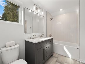5984 26th Avenue SW B, Seattle WA 98106