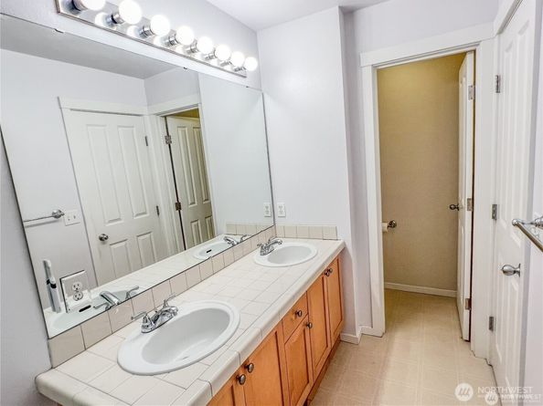 7732 Fairway Avenue SE 203, Snoqualmie WA 98065