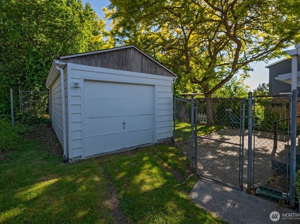 327 NE 90th Street, Seattle WA 98115