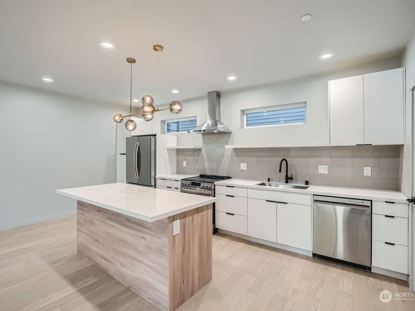 11825 59th Avenue S B, Seattle WA 98178