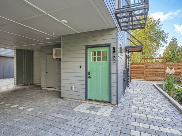 11825 59th Avenue S B, Seattle WA 98178