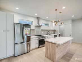 11825 59th Avenue S B, Seattle WA 98178
