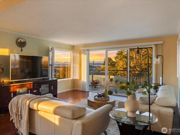 300 2nd Avenue N 2H, Edmonds WA 98020