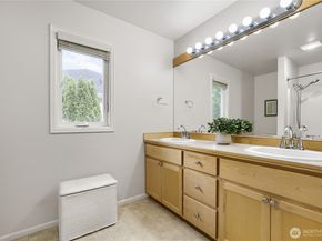 916 275th Place SE, Sammamish WA 98075