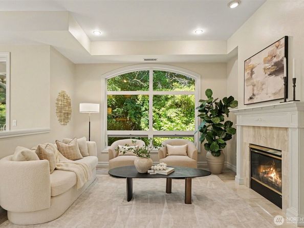 10398 NE 17 Street 204, Bellevue WA 98004