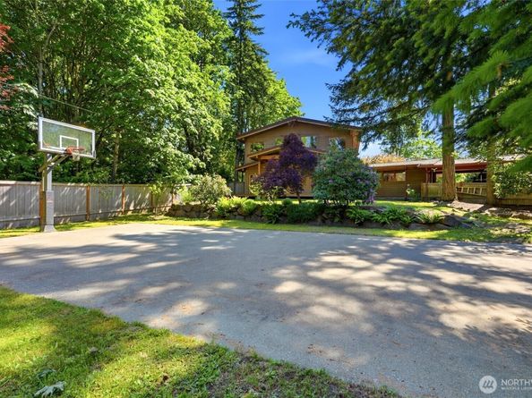 19946 47th Avenue NE, Lake Forest Park WA 98155