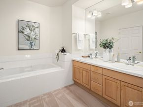 702 Kirkland Way 4, Kirkland WA 98033