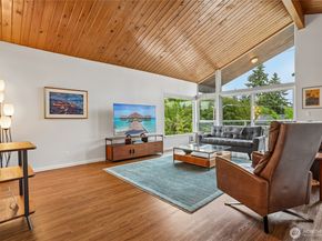 5249 40th Avenue NE 404, Seattle WA 98105