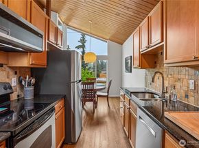 5249 40th Avenue NE 404, Seattle WA 98105