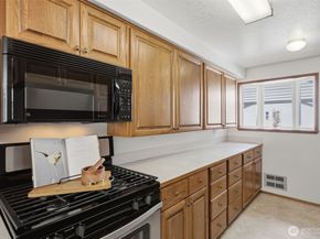 20617 28th Avenue W D2, Lynnwood WA 98036