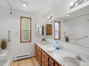 20617 28th Avenue W D2, Lynnwood WA 98036