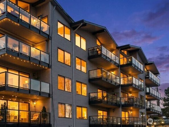 2562 Thorndyke Avenue W 303, Seattle WA 98199