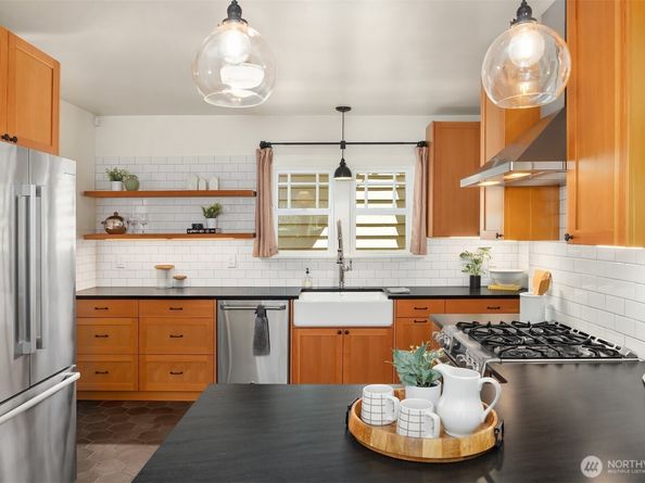 546 N 75th Street, Seattle WA 98103