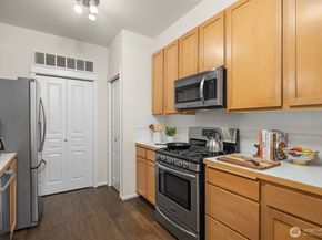 109 2nd Street S 422, Kirkland WA 98033